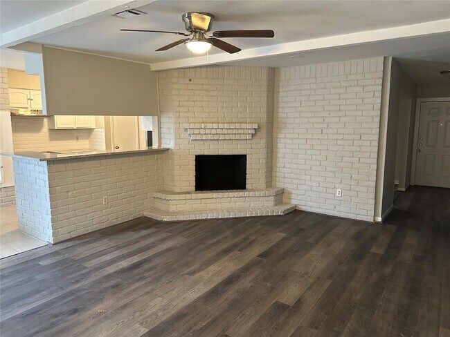 Foto del edificio - 403 Mistywood Dr