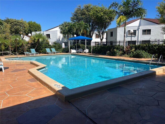 Building Photo - 9447 Fontainebleau Blvd