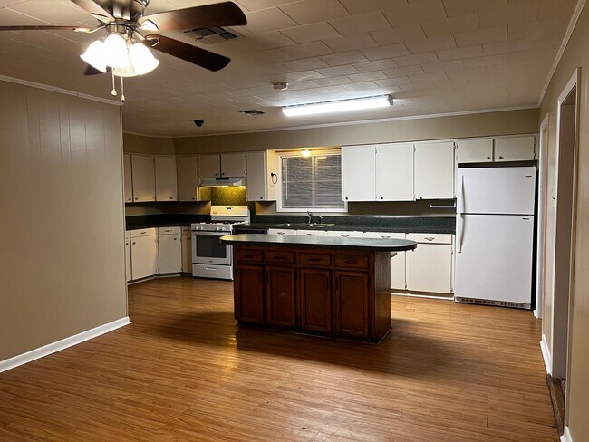 Foto del edificio - Four Bedroom, Two Bathroom, large yard, (MOVE IN SPECIAL!!)