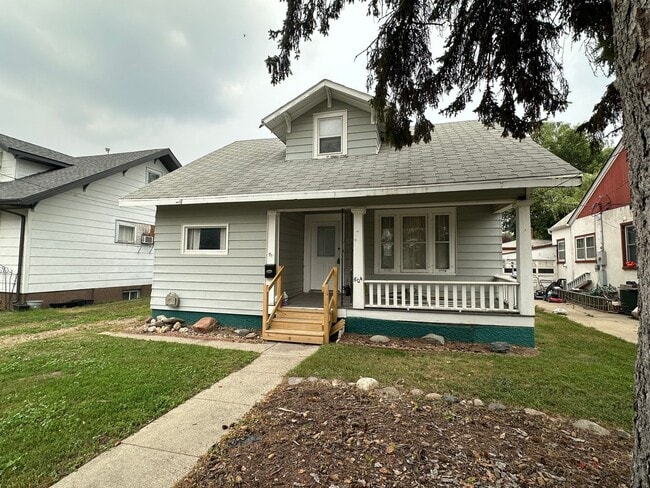 Building Photo - 3 Bedroom Home