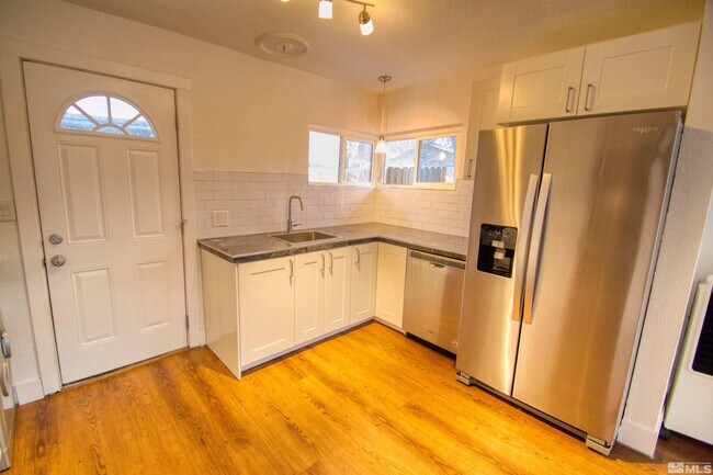 Foto del edificio - 550 W 10th St