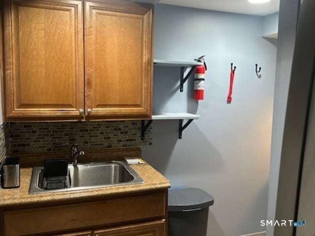 Foto del edificio - 2136 Barnum Ave