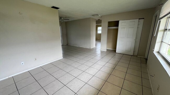 Building Photo - 1547 Oak Dr