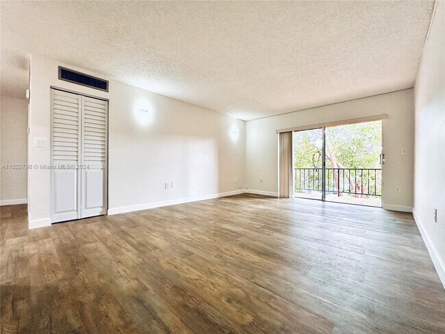 Foto del edificio - 7231 Miami Lakes Dr