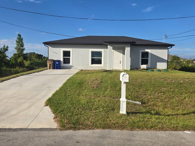 Great location, close to ST RD 82-Three be... - Great location, close to ST RD 82-Three be... House