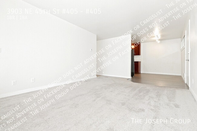 Building Photo - 3903 NE 45th St