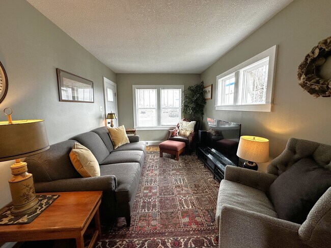 Foto del edificio - 636 38th Ave NE