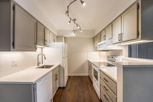 Foto del edificio - 7080 W 20th Ave