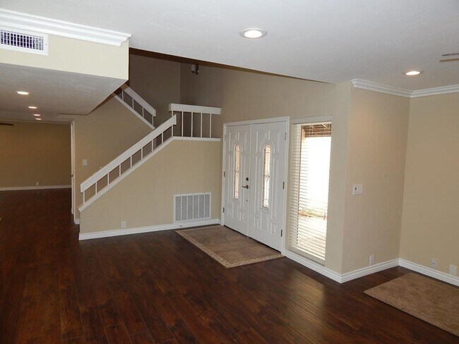 Building Photo - Beautiful 4 Bedroom 2.5 Bath Detached Home in Bonita