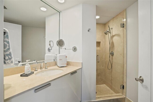 Foto del edificio - 715 Bayshore Dr