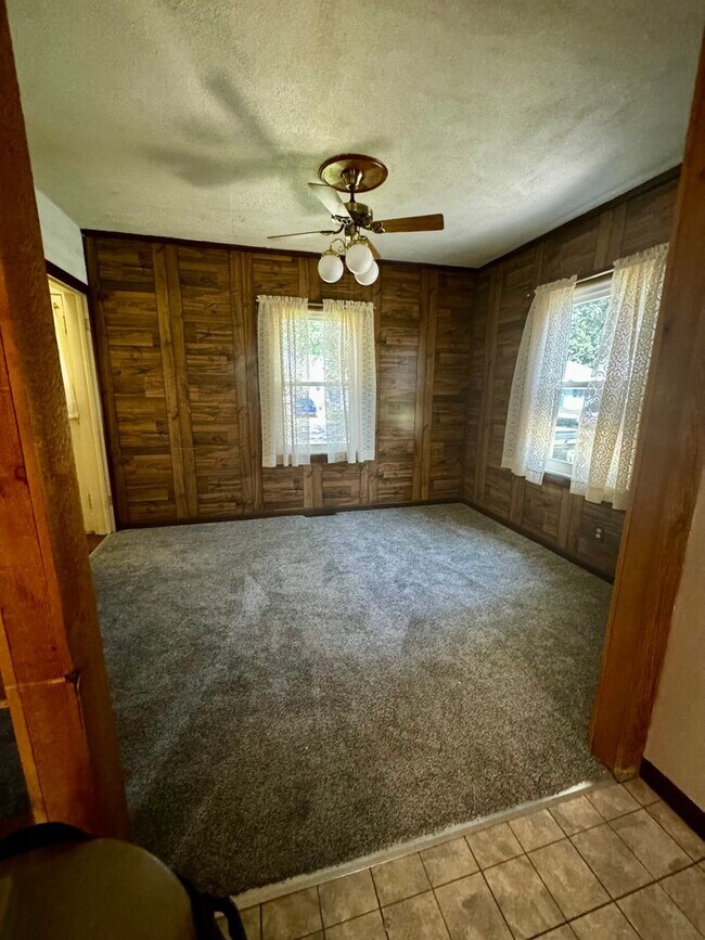 Building Photo - $1,250 - 2 Bed/1 Bath Single Family Home i...