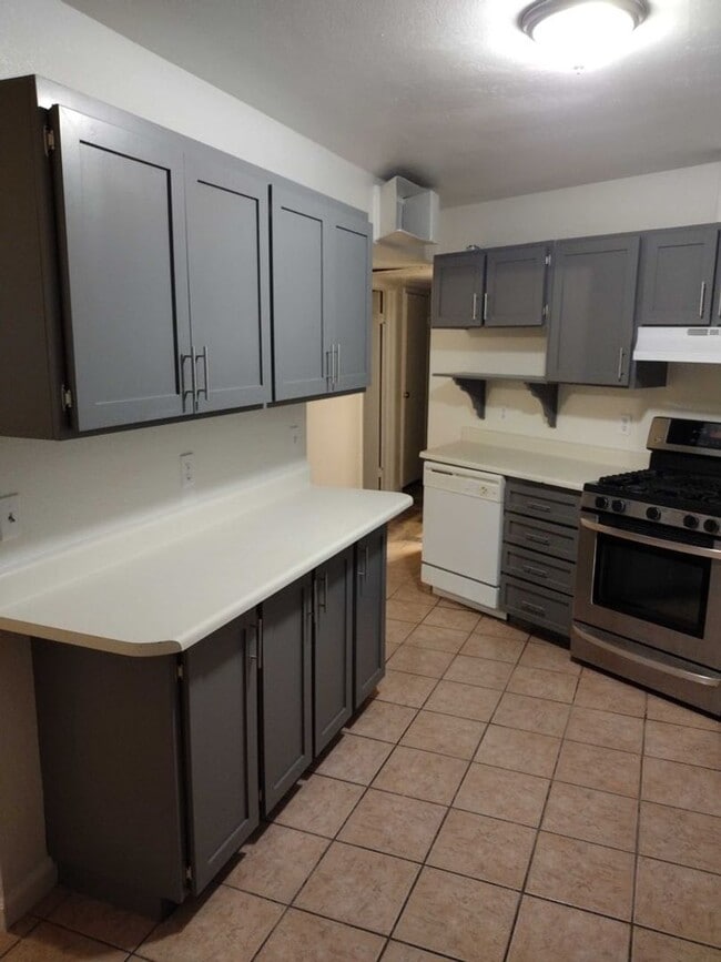 Building Photo - 4 Bedroom 2 Bathroom  Tropicana & Mountain...