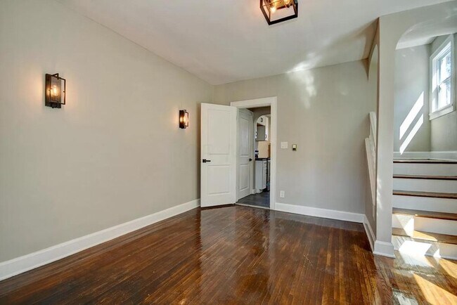 Building Photo - Updated 2 Br Half Double