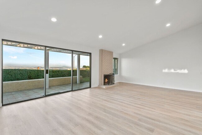 Foto del edificio - Gorgeously Updated 2 Bedroom Townhome with...