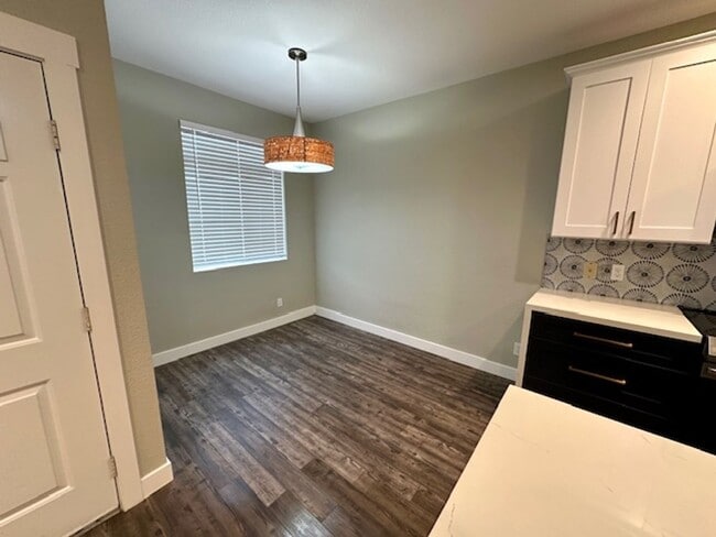 Building Photo - Stunning One Bedroom with Designer Finishe...