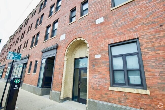 Building Photo - 3335 W Diversey Ave