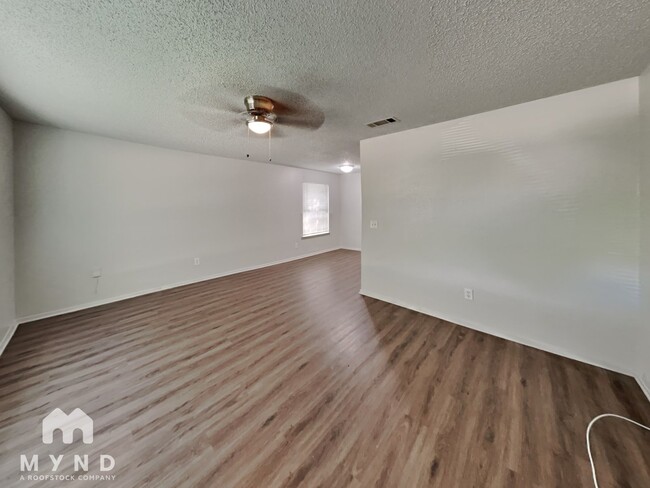 Building Photo - 1303 1/2 Berry Dr Apt B