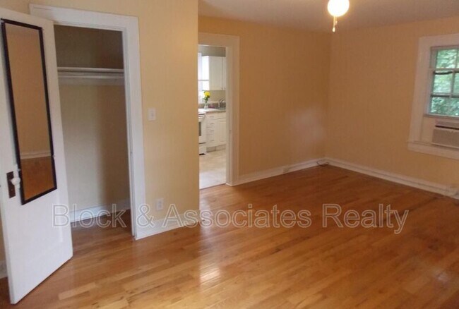 Building Photo - 1807 Sunset Dr