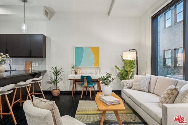 Building Photo - 655 S Hope St