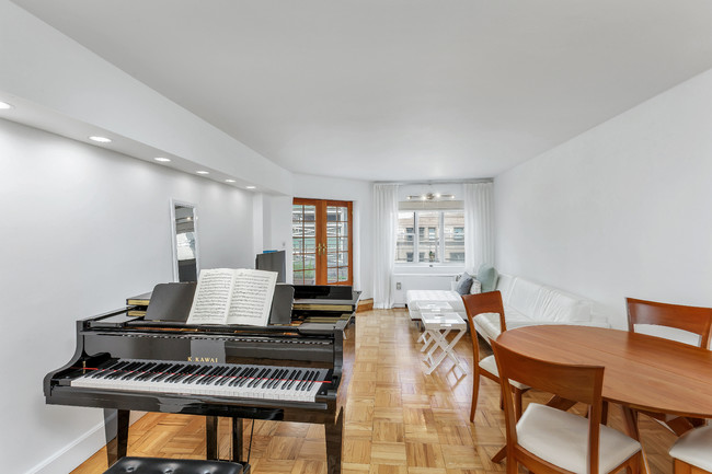 Building Photo - 100 W 57th St