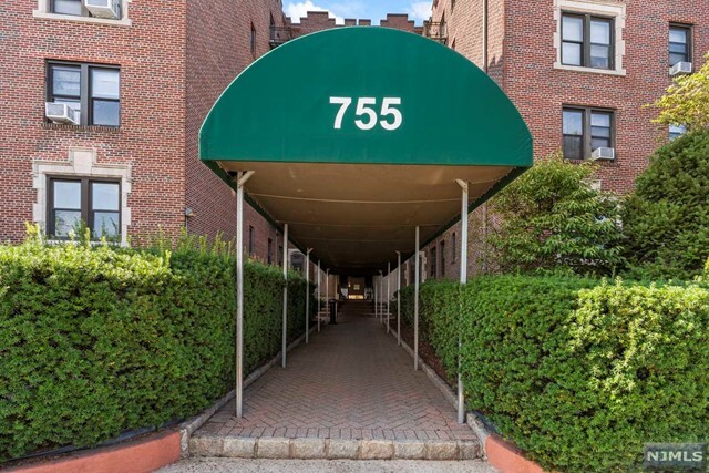 Building Photo - 755 Anderson Ave