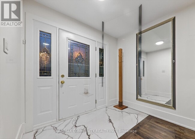 Building Photo - 14 Pineslope Crescent