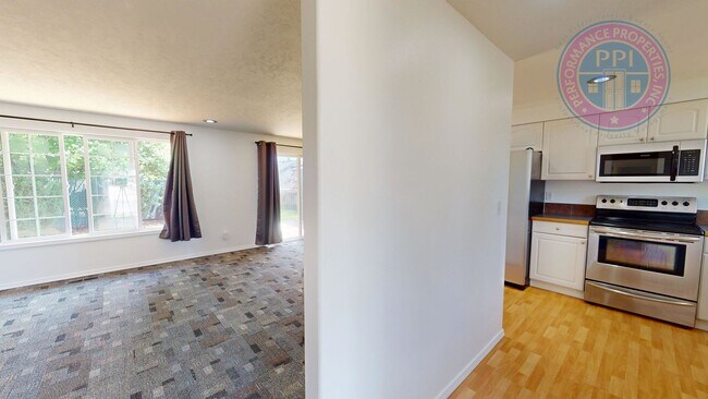 Foto del edificio - Totally Remodeled  Sandy Home ! New Cabinets, Counters, Carpet  & Appliances And  Central AC !!
