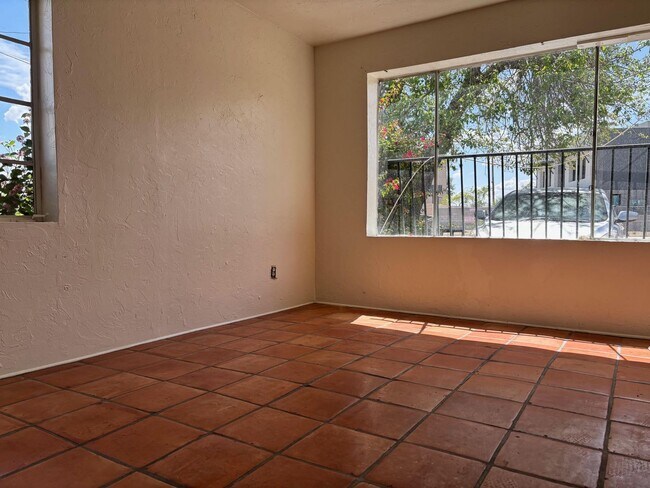 Building Photo - 1320 S Ash Ave