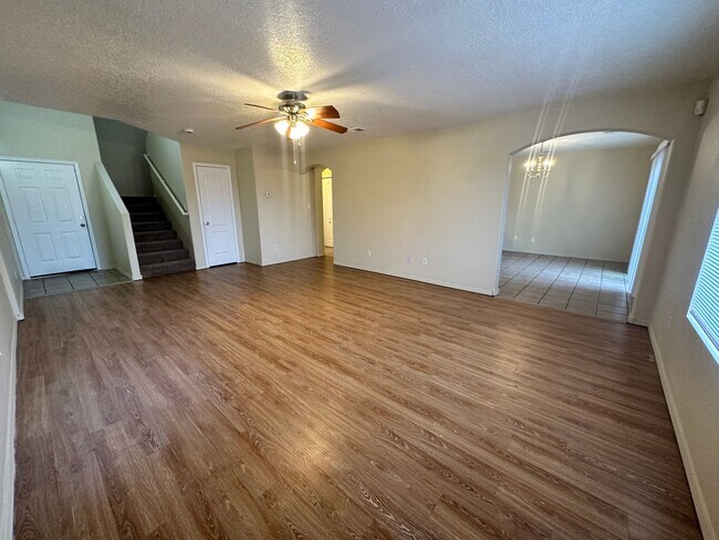 Foto del edificio - Spacious 4 bed 2.5 bath 3 car garage MOVE ...