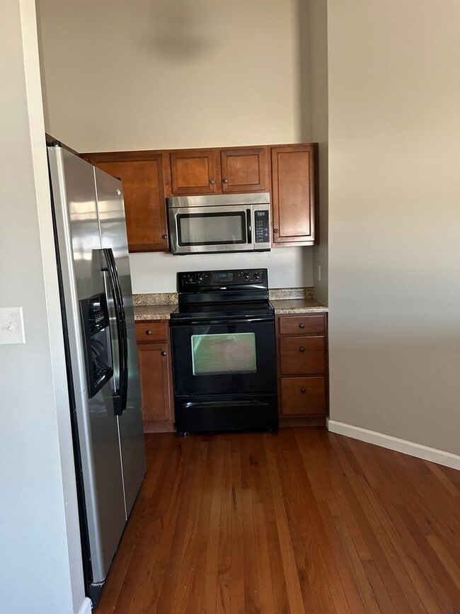 Building Photo - Condo Unit