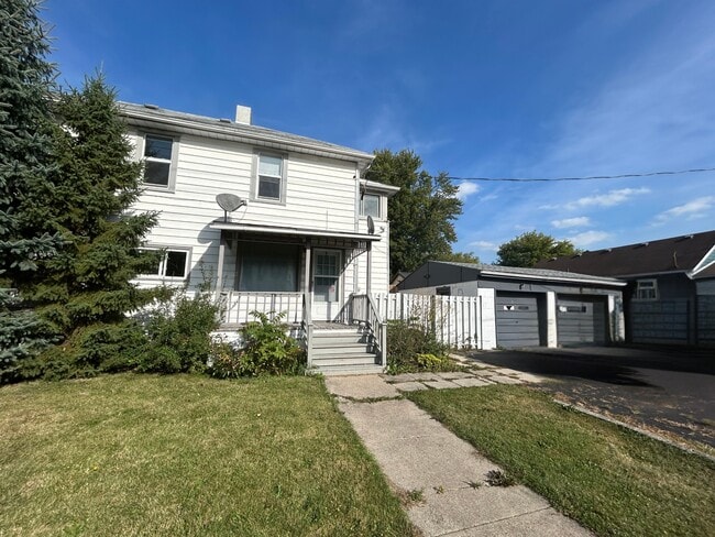 Building Photo - 483 Wellington St