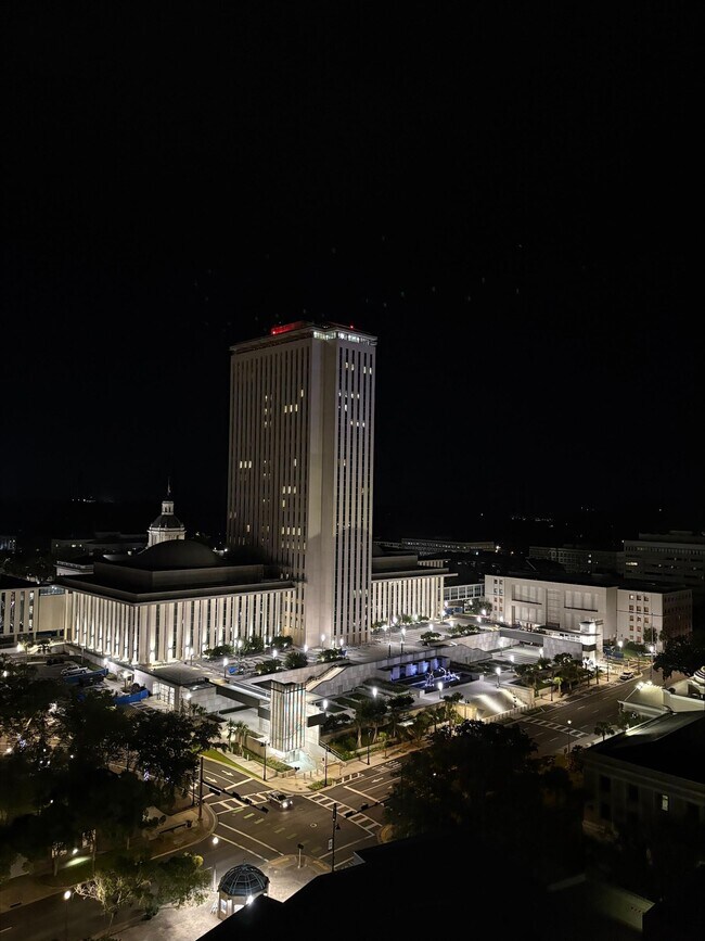 Foto del edificio - 300 S Duval St