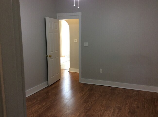 Foto del edificio - 211 Burns Ave