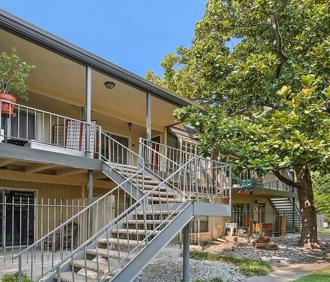 Building Photo - MOVE IN SPECIAL: One Month Free Rent!