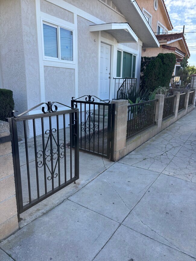 Foto del edificio - 583 W 16th St