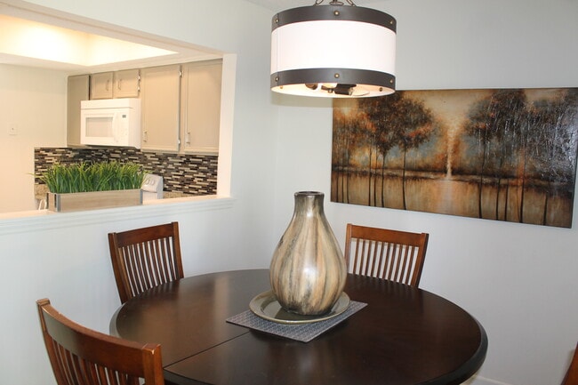 Foto del edificio - 7805 Renaissance Ct