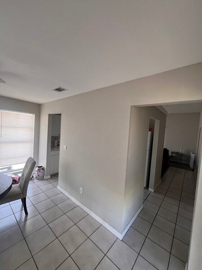Foto del edificio - 1014 Diplomat Pkwy E