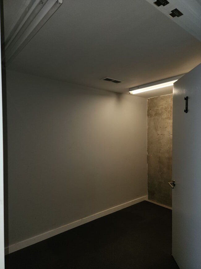 Building Photo - Contemporary Townhome East side of Downtow...