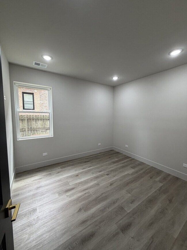 Foto del edificio - 6603 S Langley Ave