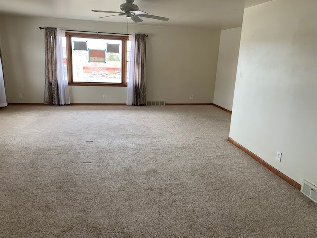 Extra Large Living Area - 8 S Lincolnway