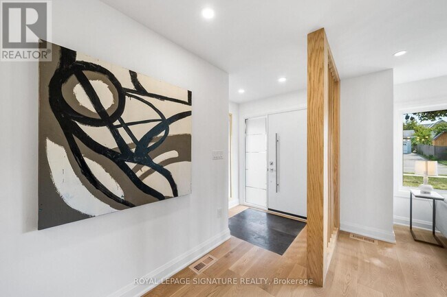 Photo du bâtiment - 247 Kathryn Crescent