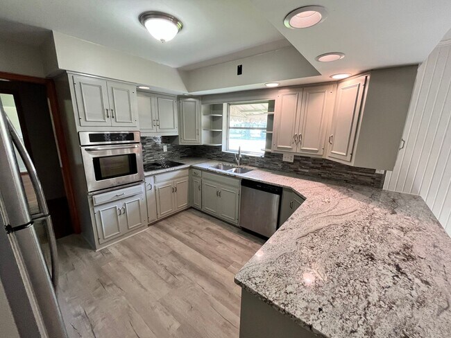 Building Photo - 3 Bedroom Close to Campus: Special Offer -...