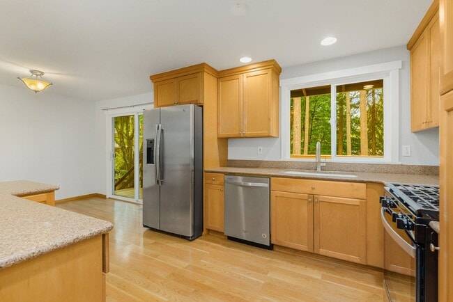 Building Photo - Spacious Home in High Woodlands, Kirkland