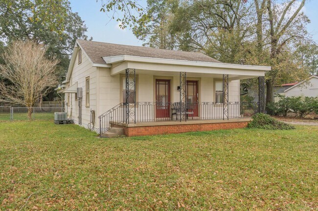 Building Photo - 208 Ella St