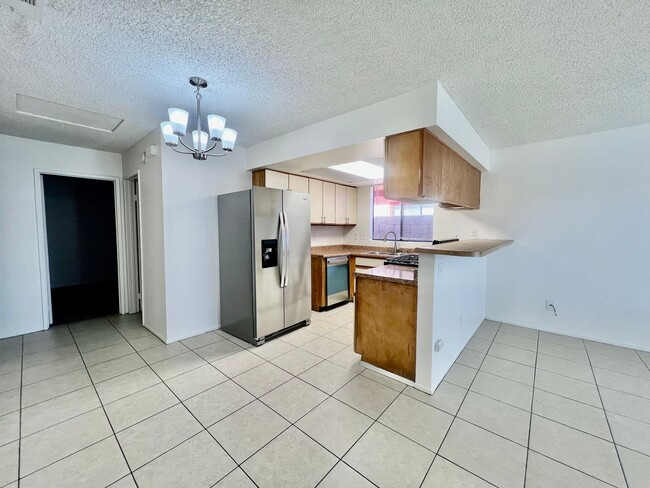 Building Photo - AVAILABLE NOW!!! 2 Bedroom / 2 Bath Apartment in Cathedral City!