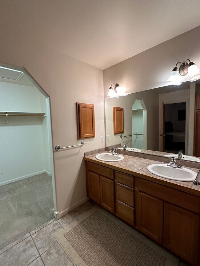Foto del edificio - Three Bedroom Two and One Half Bath Duplex...
