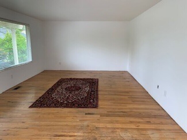 Building Photo - Highly Desirable Kingsgate 5 bedroom, 2.5 ...