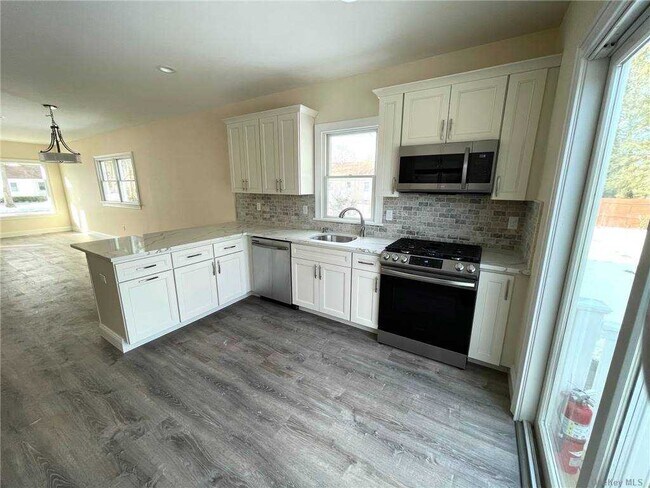 Building Photo - 213 Cadman Ave
