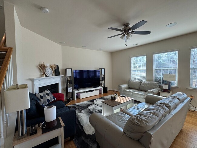 Foto del edificio - Room in Single Family Home on Green Birch Dr