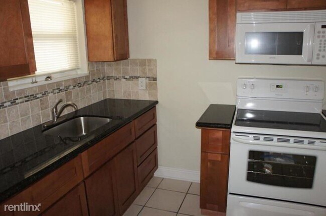 Building Photo - 3 br, 1 bath House - 1820 NW 15th Vis